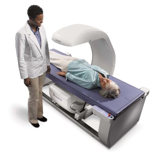 MTRA und Patient am DEXA Gerät MTRA und Patient am DEXA Gerät